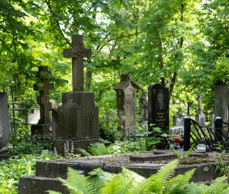 Киевлян призвали не посещать кладбища