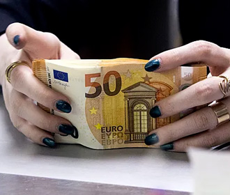 Евро снова дешевле доллара