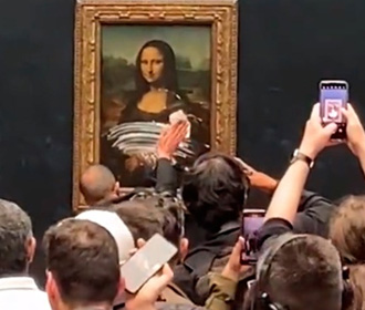 Посетитель Лувра в Париже размазал торт о картину "Мона Лиза"