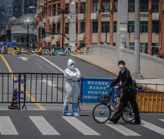 Власти Китая решили ослабить ковидные ограничения после волны массовых протестов