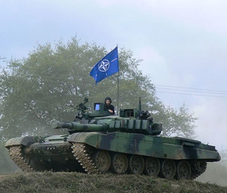 Генсек НАТО: необходимо наращивать производство вооружения, чтобы защищать страны альянса и помогать Украине