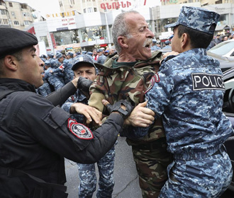 В Ереване массовые протесты, задержаны сотни человек