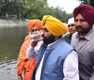 В Индии политик выпил "священной" воды и попал в больницу