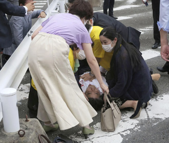 Бывшего премьер-министра Японии Синдзо Абэ ранили во время митинга, он в критическом состоянии
