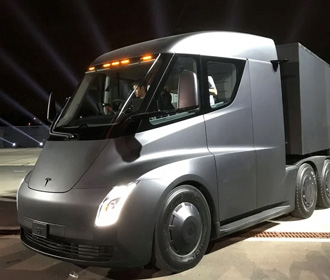 Маск назвал дату начала производства грузовика Tesla Semi
