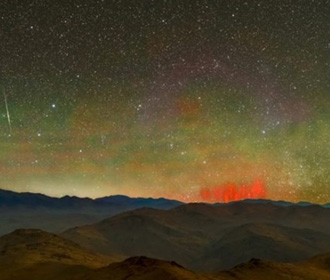 В небе над Чили появились редкие красные молнии