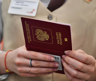 Россиянин отказался возвращаться в РФ и раскрасил свой паспорт - ГПСУ