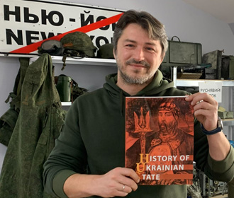 Притула отправил Илону Маску учебник по истории Украины
