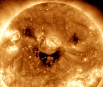 Ученые показали "улыбку" Солнца