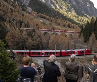 Самый длинный пассажирский поезд в мире проехал по швейцарским Альпам