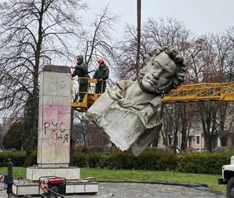 В Кременчуге демонтировали памятник Пушкину
