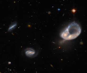 Hubble показал уникальную фотографию "столкновения" галактик