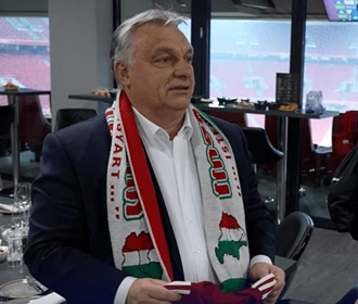 МИД Украины вызвал посла Венгрии из-за шарфа Орбана