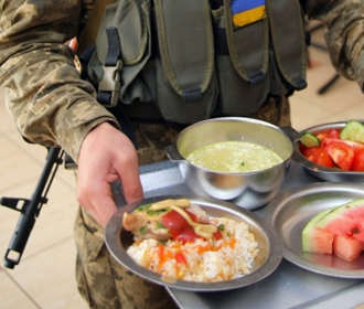 Минобороны сообщило о снижении стоимости услуг по обеспечению военнослужащих питанием