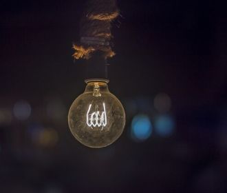 Зеленский призвал активнее менять обычные лампы на LED- лампы