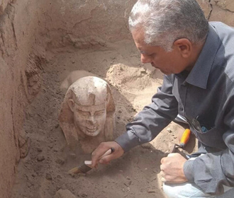 Археологи нашли в Египте необычную статую сфинкса