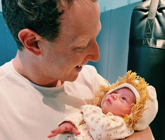 Цукерберг показал новое фото своей новорожденной дочери
