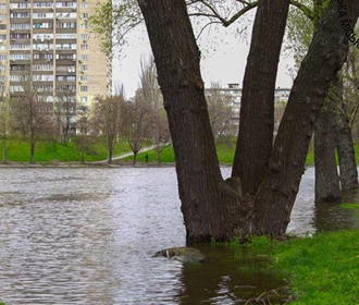 В Киеве третий день подряд растет уровень воды