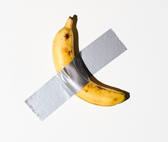 Голодный южнокорейский студент снял со стены банан из арт-инсталляции и съел его