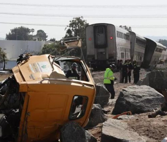 В США в результате столкновения поезда с грузовиком пострадали 15 человек