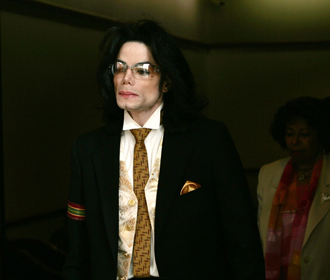 Покойного Майкла Джексона обвинили в педофилии