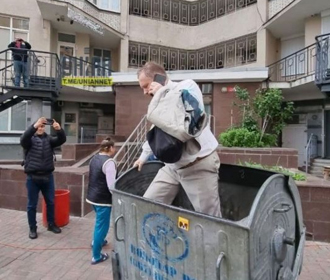 В Киеве облили зеленкой экс-нардепа Тараса Черновола