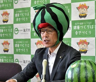 В Японии мэр города пришел на пресс-конференцию в шапке в форме арбуза