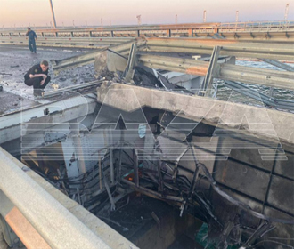 На Крымском мосту в результате взрыва обрушился пролет