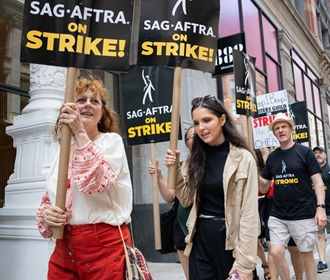 Актриса Сьюзен Серендон в вышиванке вышла на забастовку в США