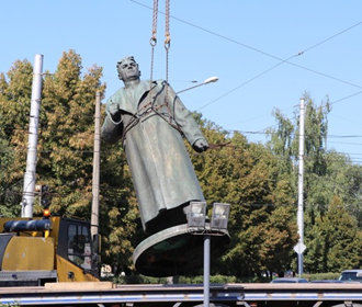 В Полтаве снесли памятник советскому генералу