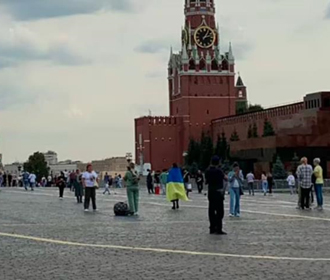 Возле Кремля задержана женщина, завернувшаяся во флаг Украины