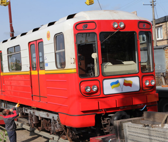 В Киев из Варшавы прибыли еще 12 вагонов метро