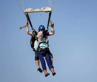 104-летняя американка прыгнула с парашютом