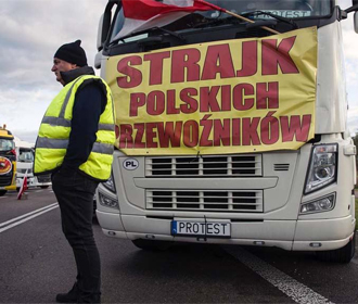 Украинские водители планируют объявить голодовку на заблокированной границе с Польшей