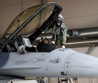 Обучение пилотов на F-16 идет по плану, ожидаем самостоятельных вылетов - Игнат