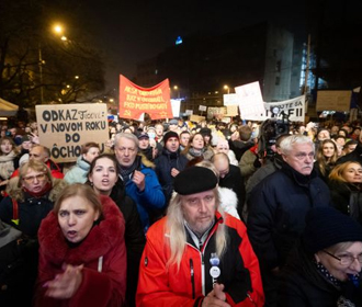 Тысячи словаков вышли протестовать на улицы против правительства Фицо