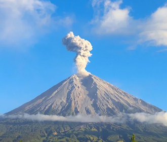 В Индонезии в результате извержения вулкана погибли 11 альпинистов