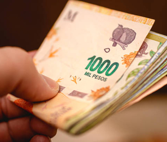 Аргентина девальвировала свою валюту на 50%