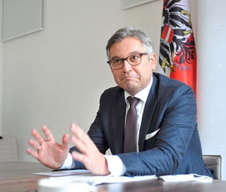 Министра финансов Австрии лишили водительских прав