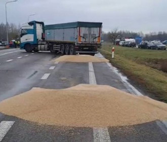 В правительстве Польши пообещали найти тех, кто рассыпает украинское зерно