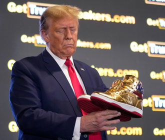 Трамп представил собственную марку золотых кроссовок за $399