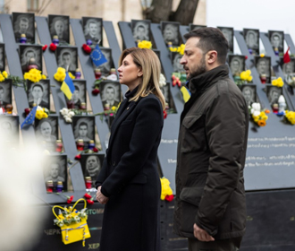 Президент Украины с супругой почтили память героев Небесной Сотни