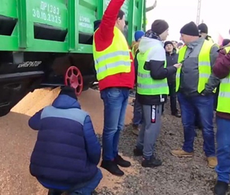 Поляки высыпали украинское зерно из вагона