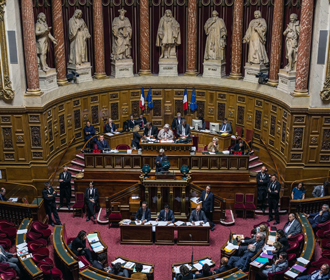 Во французском парламенте можно избежать ультраправого большинства — премьер Атталь