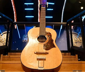 Гитара Джона Леннона выставлена на аукцион