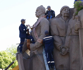В Киеве начали демонтаж композиции в честь Переяславской рады