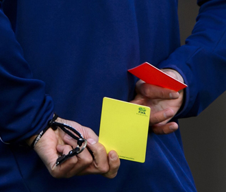 Голкипер Астон Виллы закончил матч с двумя желтыми карточками