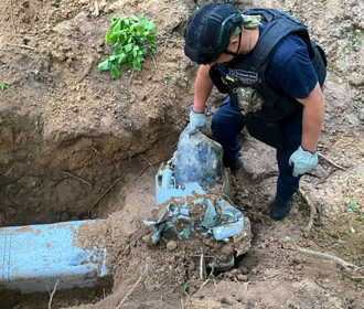 В Киеве мужчина нашел в лесу боевую часть ракеты Х-69