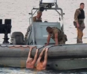 В Одессе военные моряки спасли гражданских, кооторых унесло в море