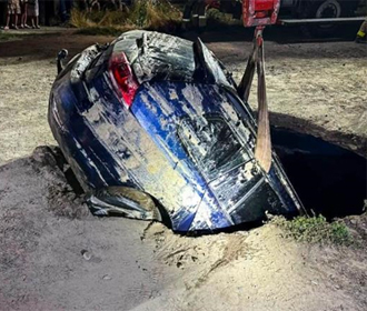 В Одессе автомобиль во время движения провалился под землю
